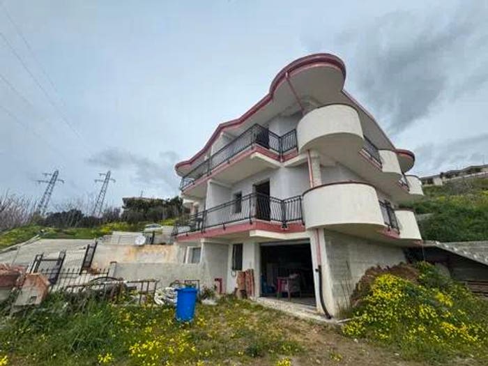 Casa con 6 locali in vendita in Via Mulini, San Lucido