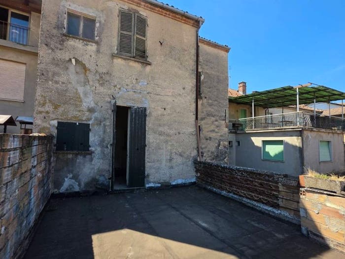 Casa con 6 locali in vendita in Piazza Martiri di Alessandria, Centro, Mombaruzzo