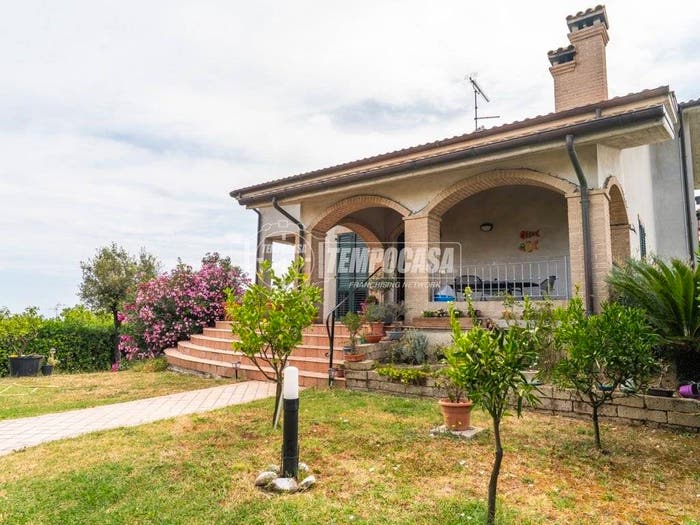 Casa con 6 locali in vendita in Strada Mondolfo, San Costanzo