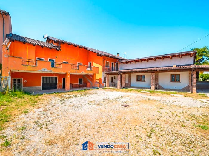 Casa con 6 locali in vendita in Via Vecchia di San Vitale, Busca