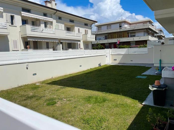 Appartamento trilocale in vendita in Viale delle Pinete, Marina di Carrara, Carrara