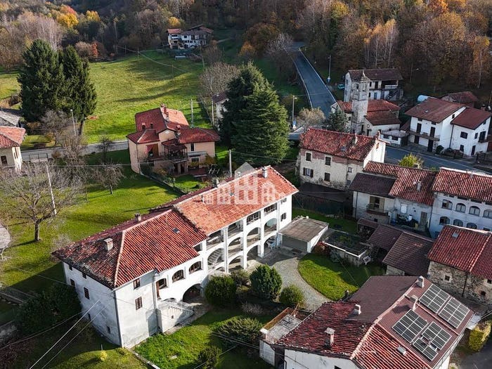 Casa con 6 locali in vendita in Via Vittorio Emanuele II, Val di Chy