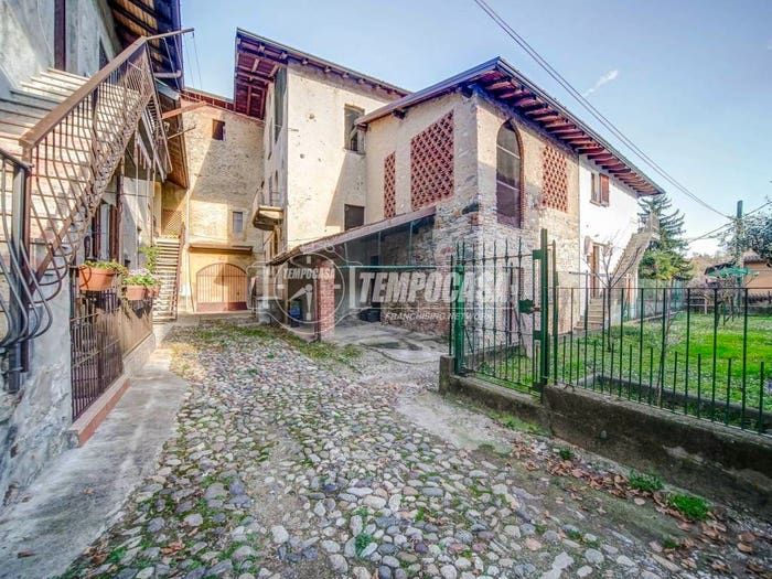 Appartamento con 5 locali in vendita in Via Castello, Centro, Azzate