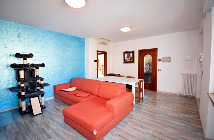Casa con 5 locali in vendita in Via Generale Cadorna, Chiampo