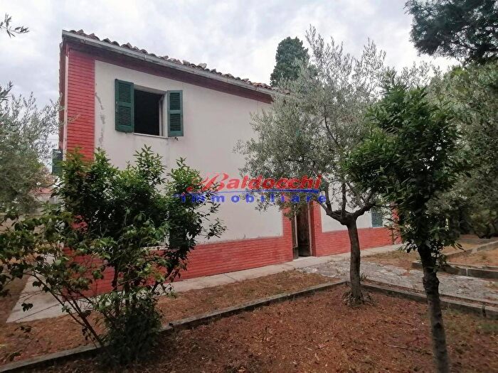 Casa con 6 locali in vendita in Mombaroccio