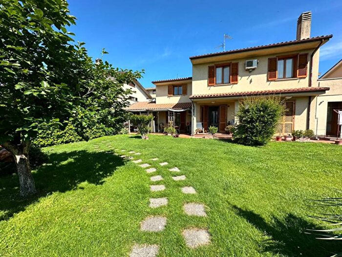 Casa con 6 locali in vendita in Via Giovan Battista Cruciani, Viale Firenze Paciana, Foligno