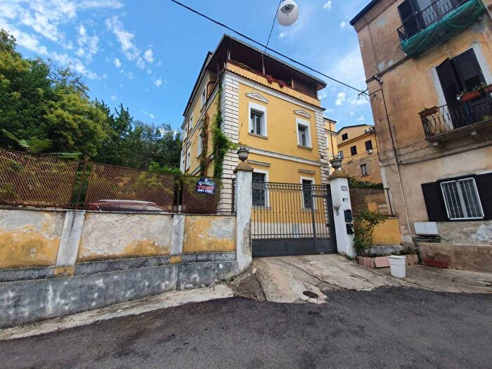 Appartamento con 6 locali in vendita in Via A Salfi, Centro Storico, Cosenza