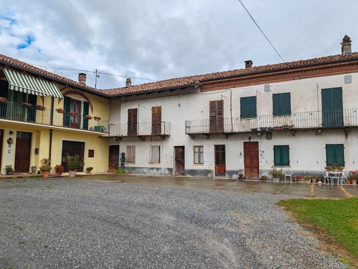 Casa quadrilocale in vendita in Località Rivoli, Santa Rosalia, Alba