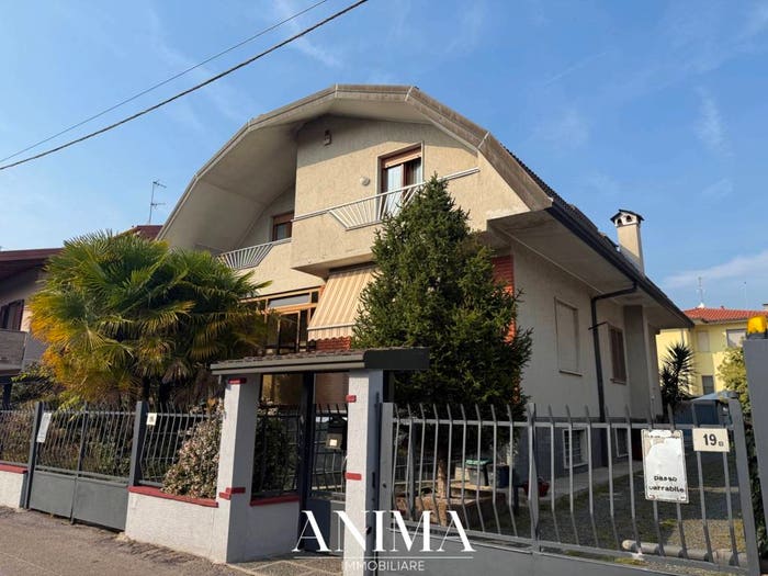 Casa con 6 locali in vendita in Via Vincenzo Monti, Senago