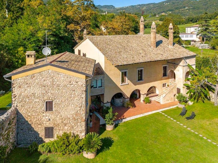 Casa con 6 locali in vendita in Piazza Roma, Centro, Caprino Veronese