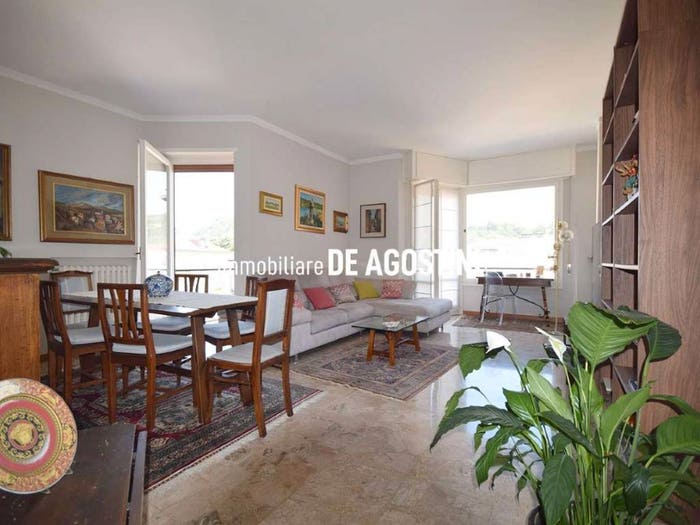 Appartamento trilocale in vendita in via Martiri della Libertà, Centro, Arona