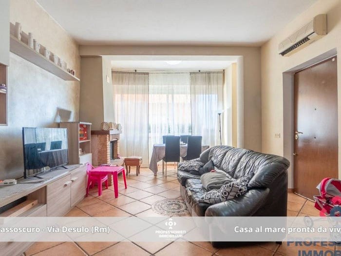 Appartamento trilocale in vendita in Via Desulo, Passo Oscuro, Fiumicino