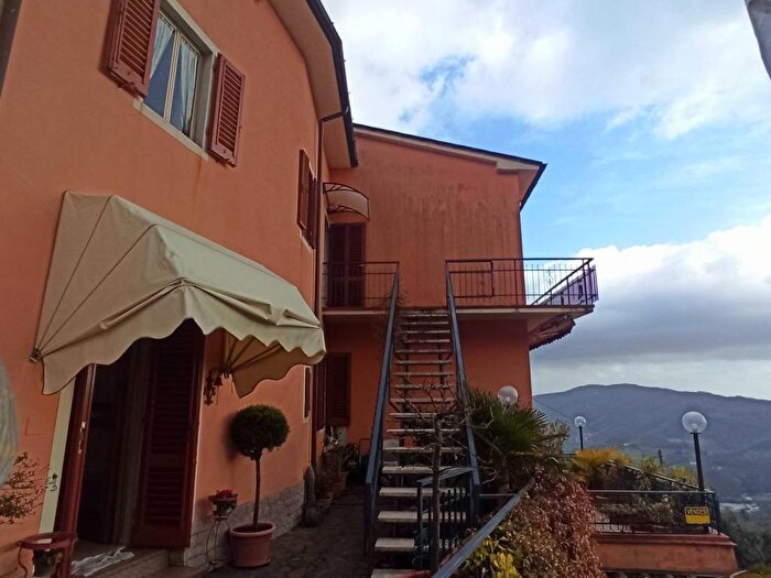 Casa con 6 locali in vendita in Via Castellina, Serravalle Pistoiese