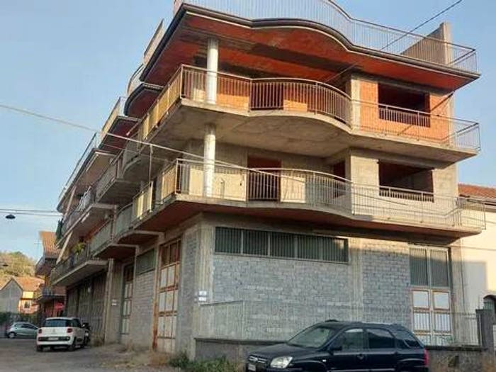 Casa con 6 locali in vendita in Paternò