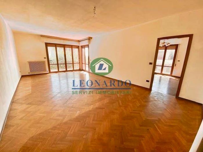 Appartamento con 6 locali in vendita in Viale Papa Giovanni XXIII, MontecatiniTerme