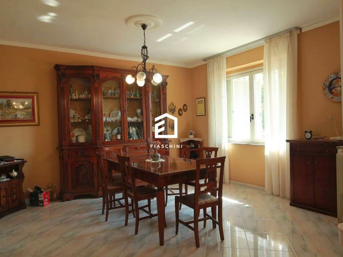 Casa con 6 locali in vendita in Via Carlo Alberto Dalla Chiesa, Centro, Orte