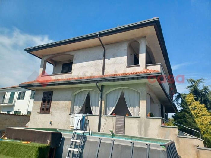 Casa con 6 locali in vendita in Via Piave, Buscate
