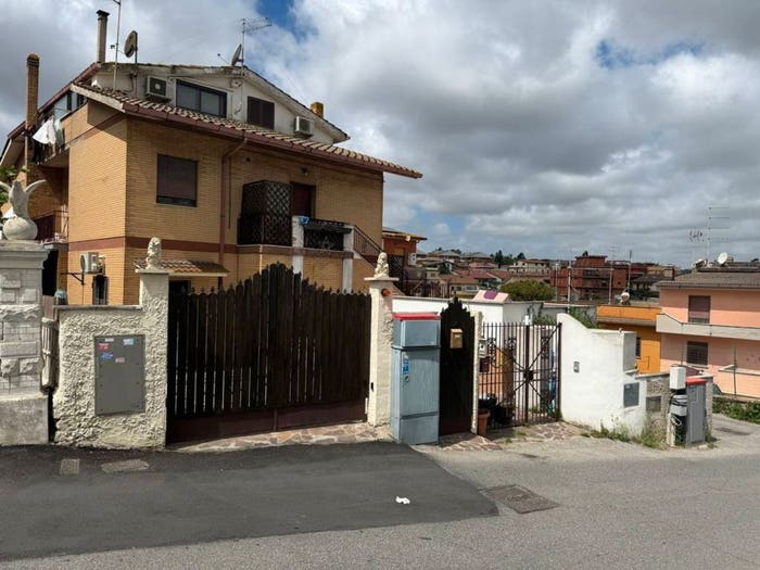 Appartamento trilocale in vendita in VIA BEDONIA, Acilia, Roma