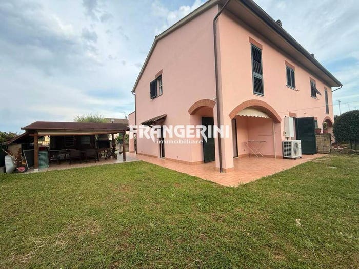 Casa con 6 locali in vendita in Via Luglio, Collesalvetti