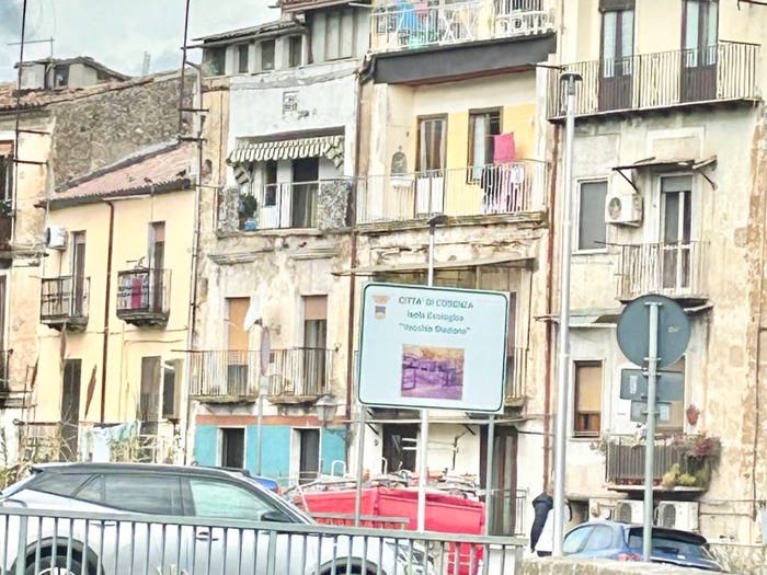 Appartamento con 6 locali in vendita in Via Carlo d'Aquino, Centro Storico, Cosenza