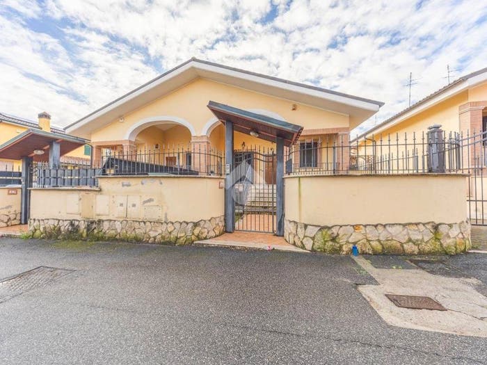 Casa quadrilocale in vendita in VIA MASSA DI SAN GIULIANO, Castelverde, Roma