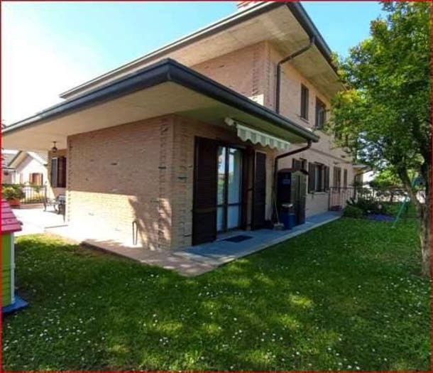 Casa con 6 locali in vendita in Centro, Inverigo