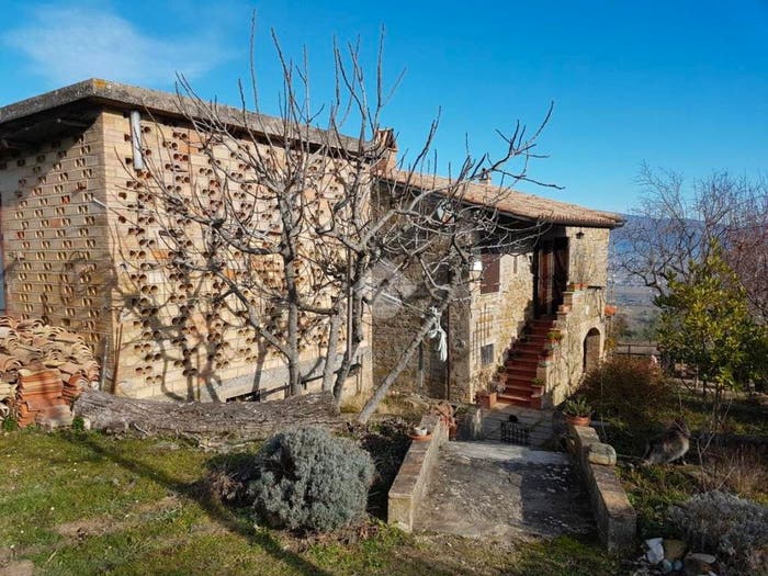 Casa con 6 locali in vendita in Via delle Pianate S Sisto, Bevagna