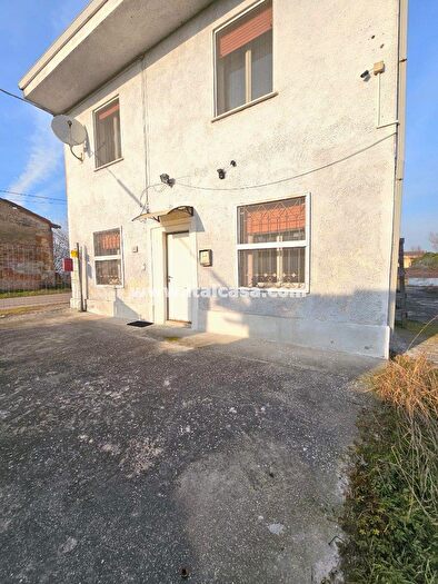 Casa con 6 locali in vendita in Strada Argine Zara, Motteggiana