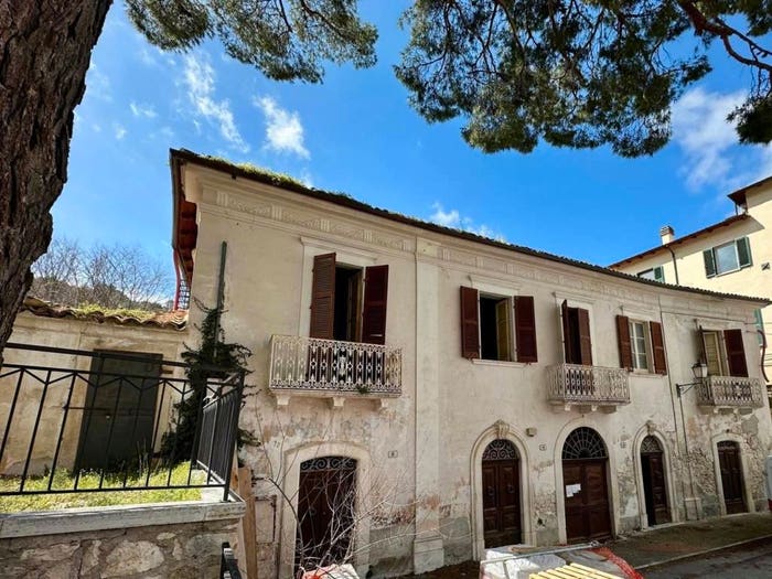 Casa con 5 locali in vendita in Piazza Caproni snc, Centro, Capestrano