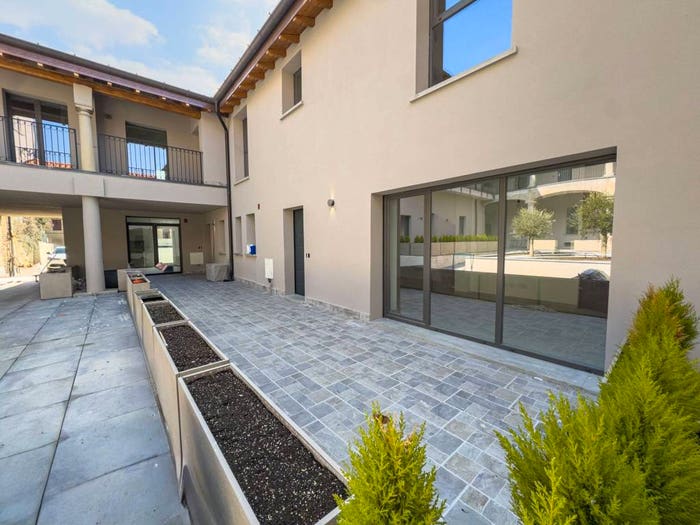 Appartamento trilocale in vendita in Via San Pietro, Centro, Cantello