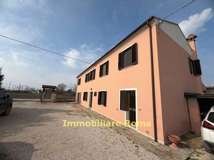 Casa con 6 locali in vendita in Cuccurano Carrara, Fano