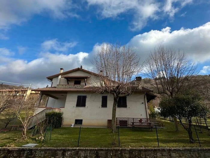 Appartamento trilocale in vendita in Via Pescina, Pescina, Seggiano