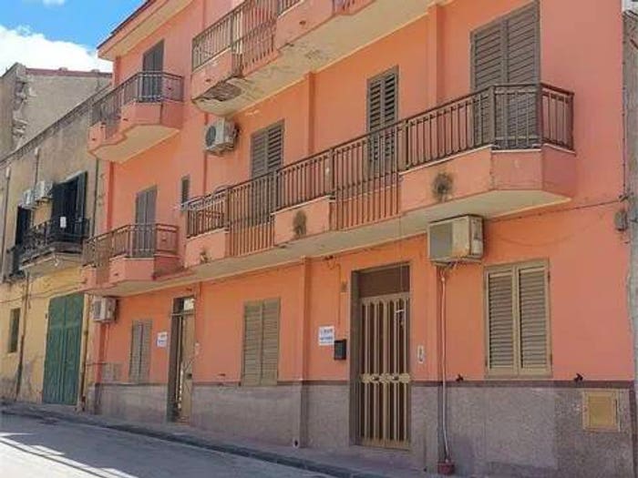 Casa con 6 locali in vendita in Via Santa Croce, Burgio