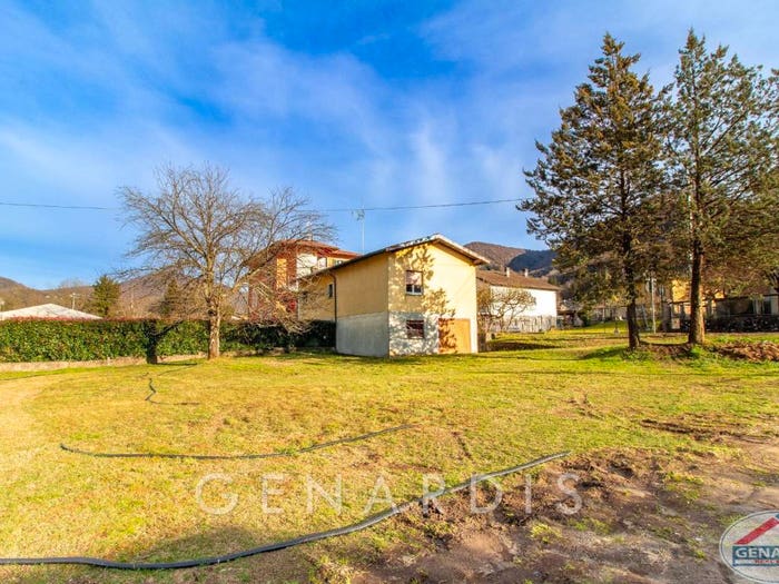 Casa trilocale in vendita in Via Mirocleto Spaini, Cremenaga