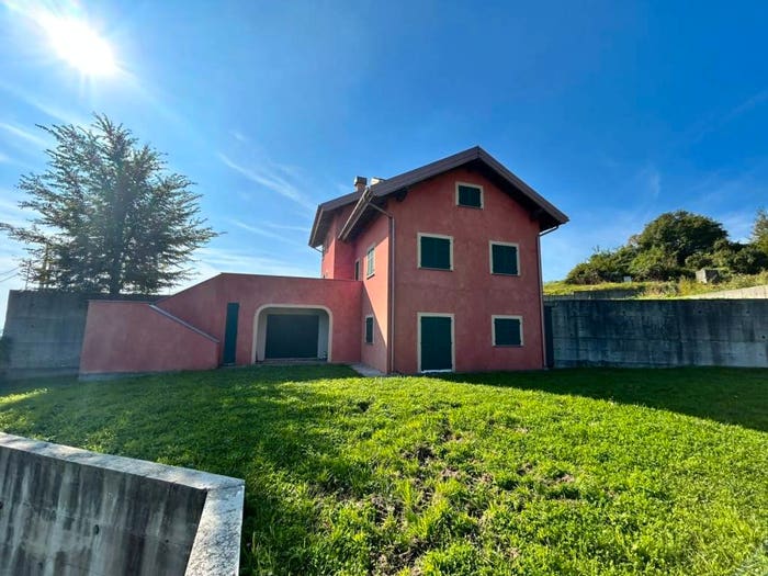 Casa con 6 locali in vendita in Via Paravanico, San Martino Paravanico, Ceranesi