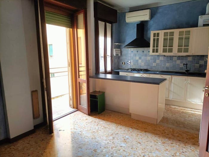 Appartamento quadrilocale in vendita in Via Gian Maria Barbieri, Viali, Modena
