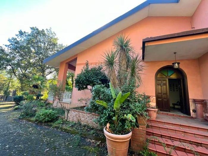 Casa con 6 locali in vendita in Linguaglossa