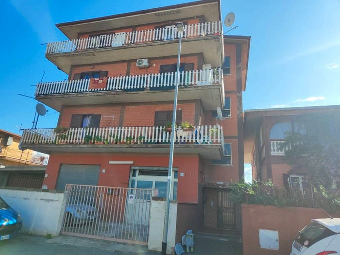 Appartamento trilocale in vendita in Via Onifai, Rocca Cencia, Roma