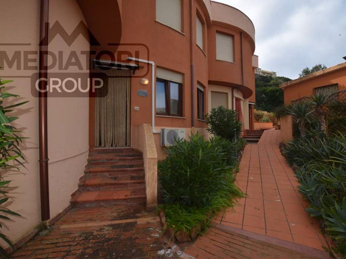 Appartamento trilocale in vendita in Via P Giua, Centro, Castelsardo