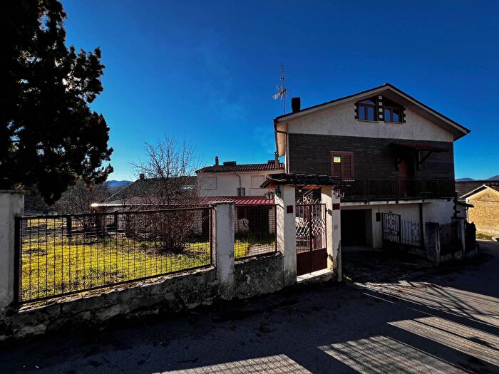 Casa con 5 locali in vendita in Via Castagneta, Pescorocchiano