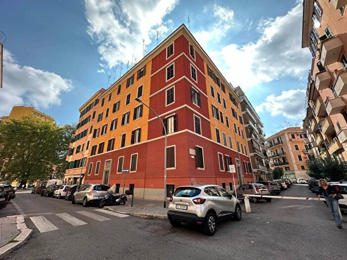 Appartamento quadrilocale in vendita in Via Luca Antonio Cracas, Appio Latino, Roma