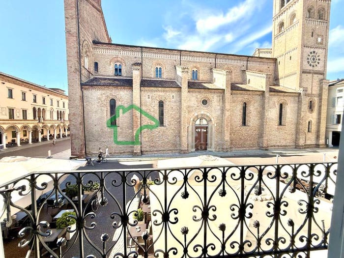 Appartamento quadrilocale in vendita in Piazza Duomo, Centro Storico, Crema