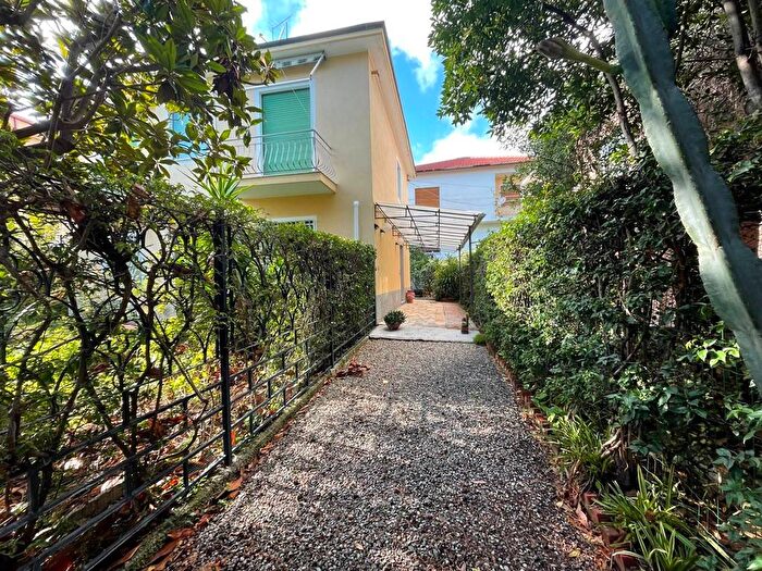 Appartamento trilocale in vendita in Via Giuseppe Giusti, Centro, Loano