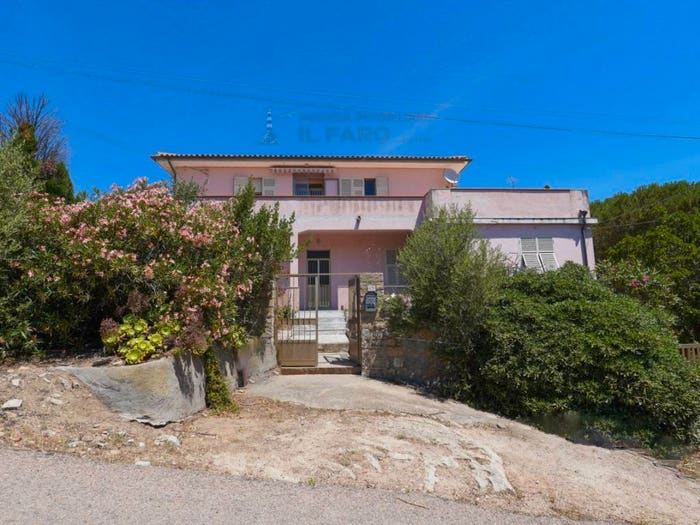 Casa con 6 locali in vendita in Via Indipendenza, La Maddalena