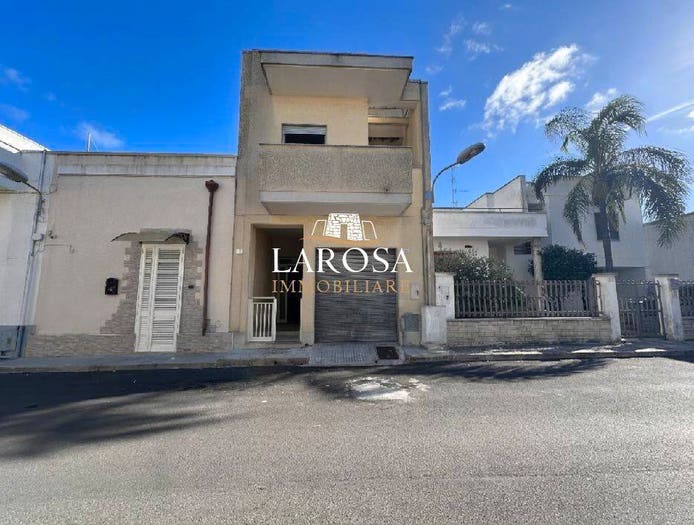 Appartamento con 6 locali in vendita in Via Ugo Foscolo, Centro, Vernole
