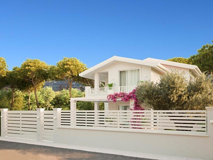 Casa con 9 locali in vendita in Forte Dei Marmi