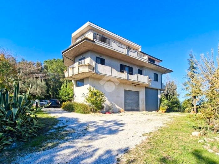 Casa con 6 locali in vendita in Via Dell'Olmo, Castorano