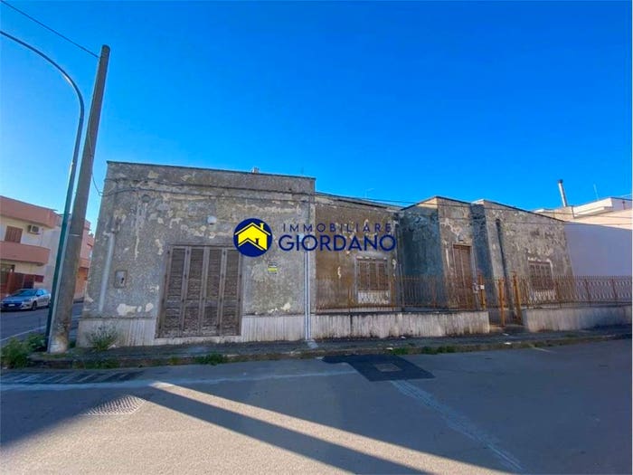 Casa con 5 locali in vendita in via Piemonte angolo via Don Luigi Sturzo, Campi Salentina