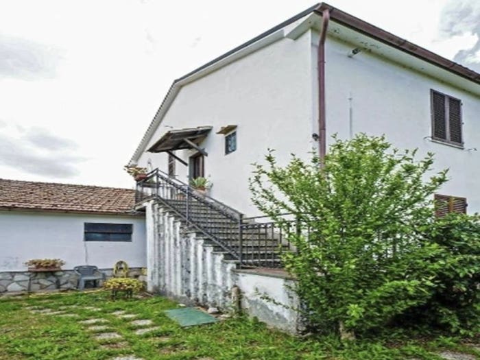 Casa con 6 locali in vendita in Castell'Azzara