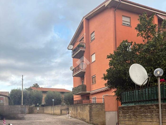 Appartamento trilocale in vendita in Via g mechelli, Centro, Lariano